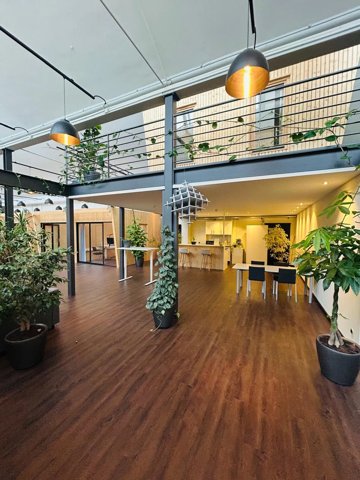 Blick auf Küche und Empore im Green Office des Partner-Business-Centers — hohe Decken und Tageslicht im denkmalgeschützten Kesselhaus